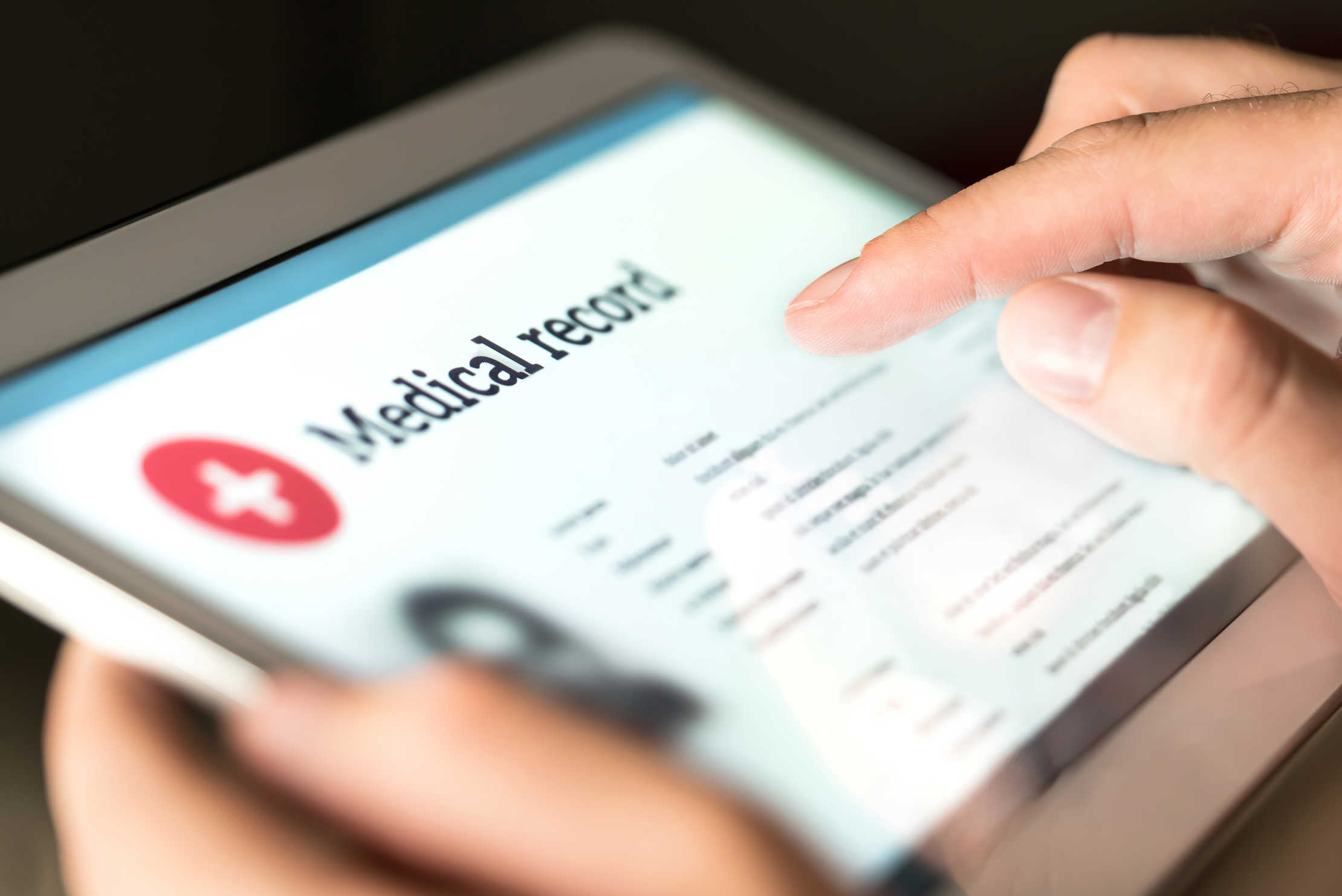 En los últimos años hemos sido testigos de cómo las tecnologías de la información y la comunicación se han integrado en los procesos de salud más cotidianos. Y a esto se refiere el concepto salud digital, a la digitalización de los procesos relacionados con la salud, tanto en el ámbito profesional como personal.     Según el prestigioso Journal of Medical Internet Research, la e de eHealth hace referencia a estos conceptos:     Efficiency (eficiencia)    Enhancing quality of care (mejorar la calidad de la a